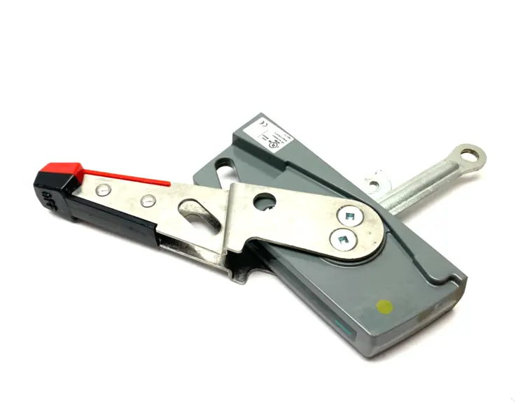 Used SIEMENS FLANGE MOUNTED DISCONNECT HANDLE RED/BLACK, METAL BODY Disconnects | Maverick Industrial Sales #1107821