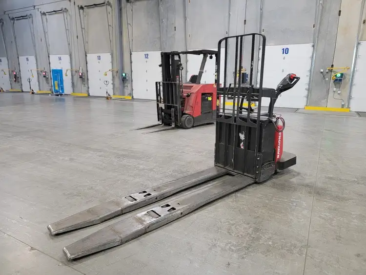Used RAYMOND 8410 Pallet Jacks British Columbia CA | Lenmark #237714