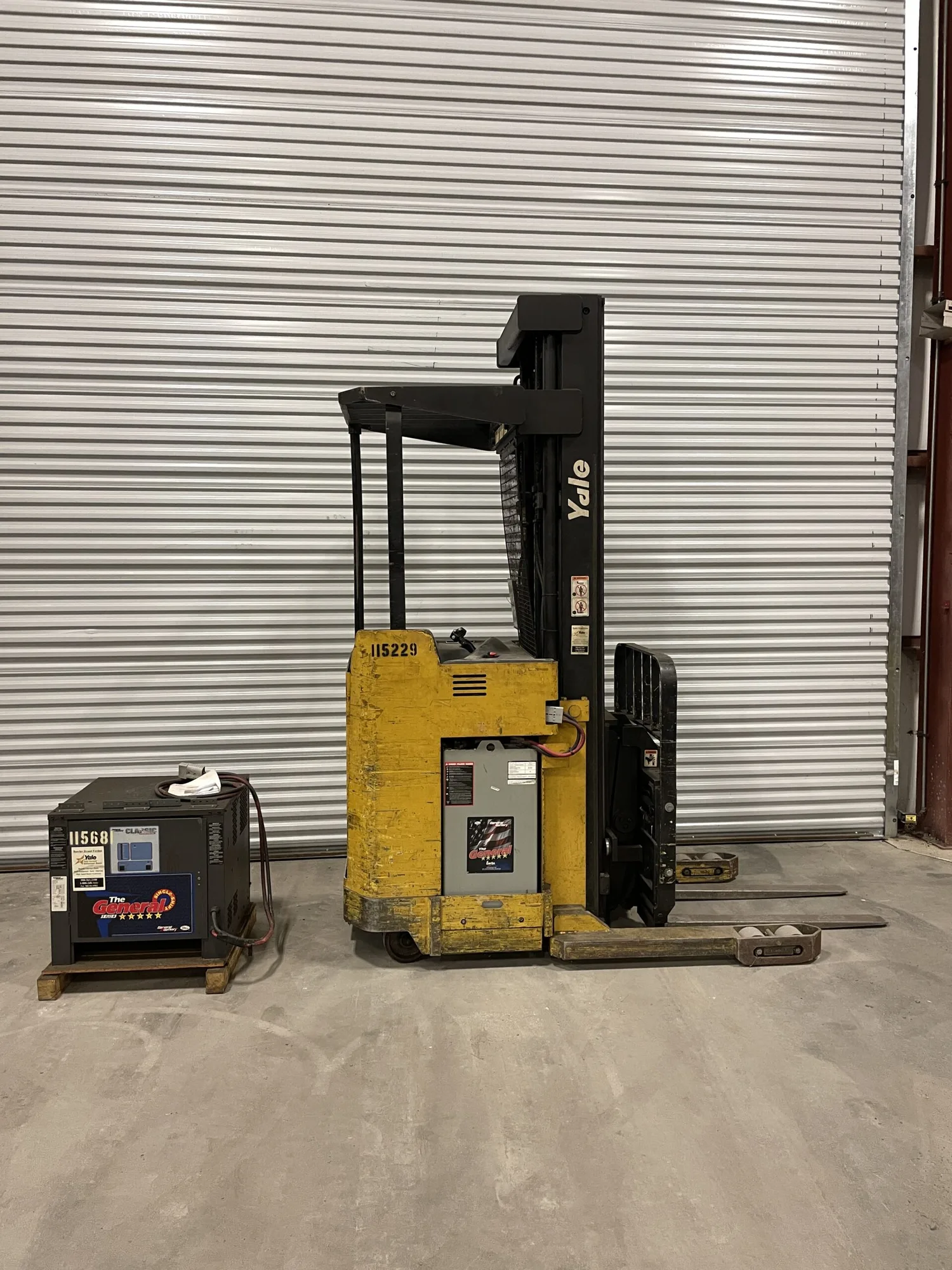 YALE NDR030ACNL36TE110 Electric Narrow-Aisle Reach Forklift w/ Charger 2000 Hr.