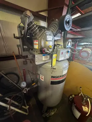 Used _UNKNOWN_ _UNKNOWN_ Tank Mounted Air Compressors Ohio US | Myron Bowling Auctioneers Inc #1504220