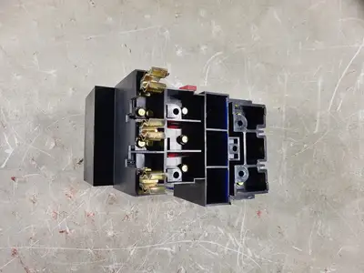Disconnect Switch w/ 3 Times 15 Amp Fuse AJT15