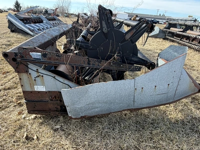 (1) make and model unknown (believed to be Allis-Chalmers), 14' foot grain head, for parts or repair...