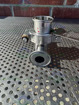USED BS&B GR-C SAFETY HEAD 1 1/2" FITTING W/ 45 PSIG RUPTURE DISC, 1" TEE FITTING