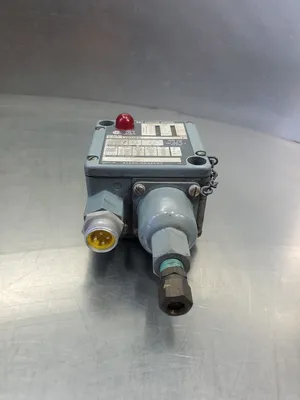 Allen-Bradley 836T-T253JX9 Ser A Bulletin 836T Pressure Switch. 6E-2