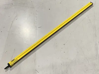 USED BANNER EZ-SCREEN SAFETY LIGHT CURTAIN CASCADE EMITTER 72413
