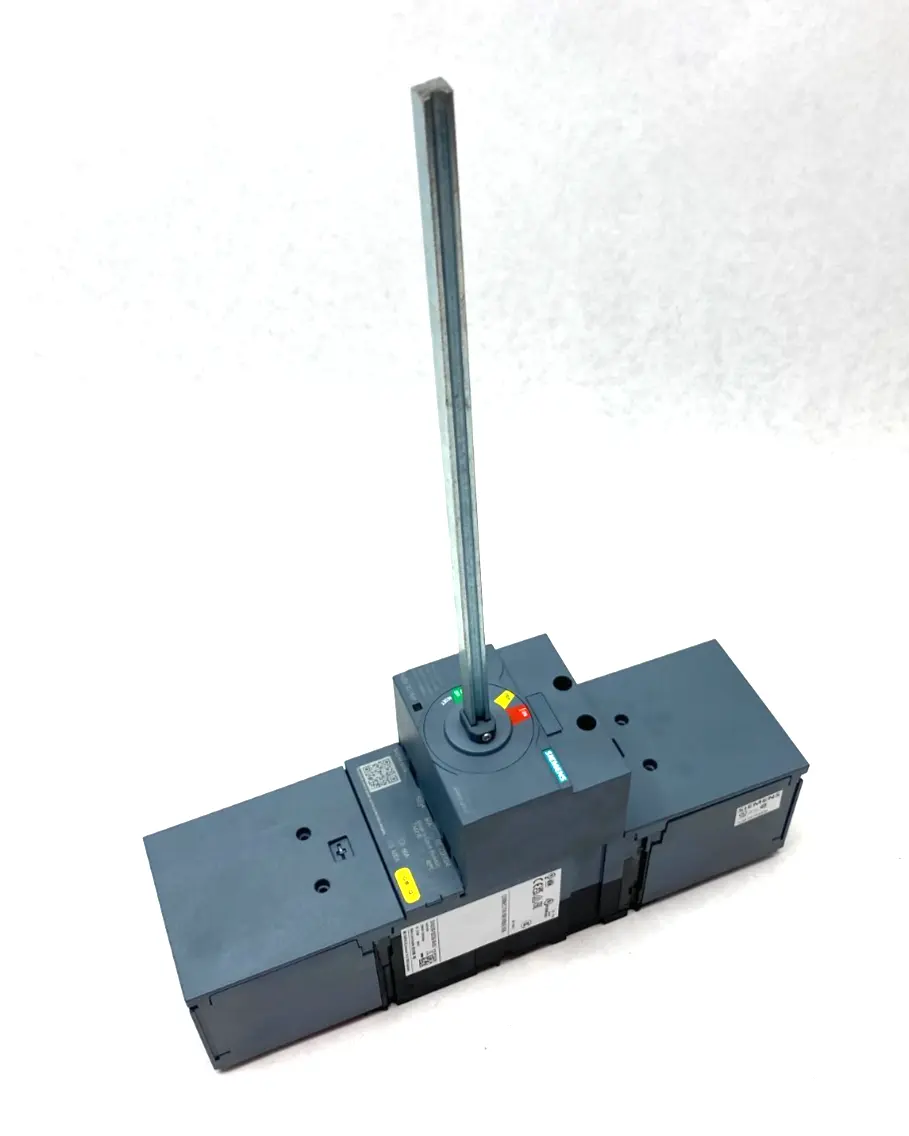 USED SIEMENS CIRCUIT BREAKER 3-POLE W/ ACCESSORY