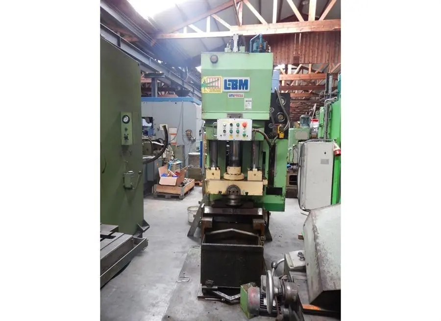 USED LBM 30 TON