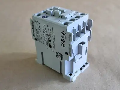 NEW ALLEN-BRADLEY 700-CF220
