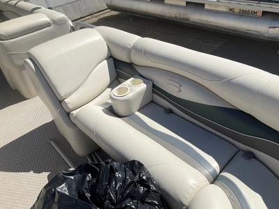 USED 2004 BENNINGTON 2280 RL