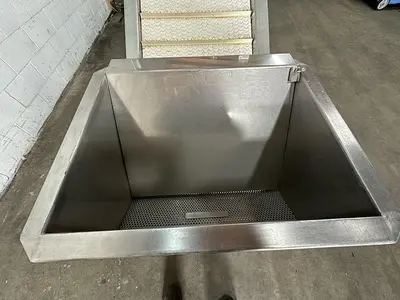Incline Conveyor with Hopper