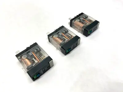 USED SCHNEIDER ELECTRIC INTERFACE PLUG-IN RELAY 24VDC 10A LOT OF 3