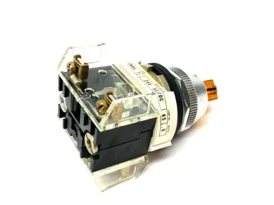 USED ALLEN-BRADLEY SER. T ILLUMINATED SELECTOR SWITCH 2-POS AMBER 24V