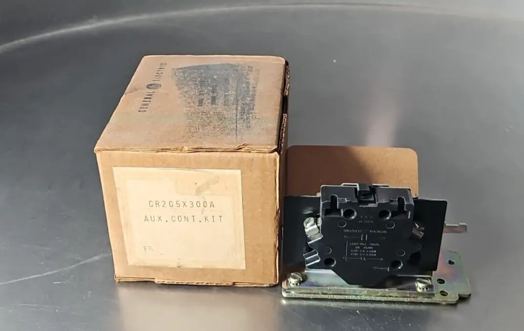General Eletric CR205X300A Auxiliar Contact Kit Switch Relay 600V. Loc4D31