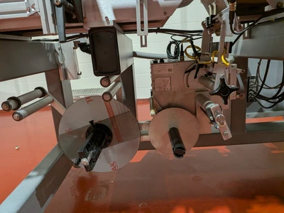 Universal Top and Bottom Label Applicator with Top-and-Bottom Transport Conveyor