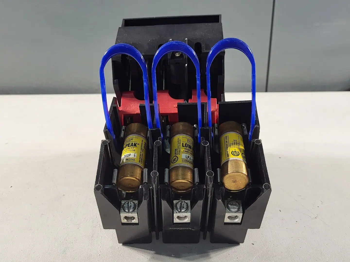 Disconnect Switch w/ 3 Times 20 Amp Fuse LPJ-20SP