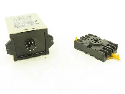 Omron SDV-FL6 Voltage Sensor Safety Monitor Relay 110 VAC W/Socket Base
