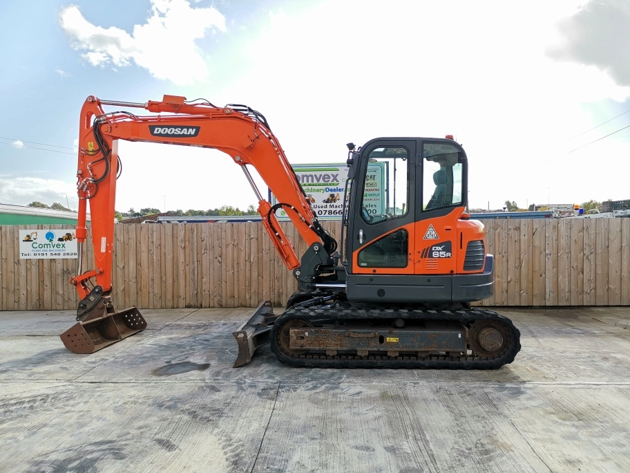 USED 2022 Doosan DX85R-3