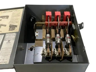 Used Square D Fusible Bus Plug-In Unit, I-Line, 3-Pole, 3-Fuse, 600VAC, 200A Bus Bars & Plugs Michigan US | Maverick Industrial Sales #1441683
