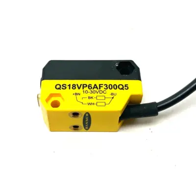 USED BANNER ENGINEERING WORLD-BEAM PHOTOELECTRIC SENSOR, ADJUSTABLE FIELD