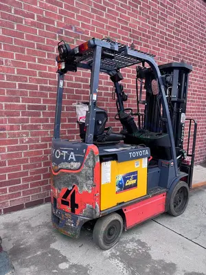 USED TOYOTA 8FBCU25 ELECTRIC FORKLIFT  5000 LBS CAPACITY 4 STAGE MAST W/ CHARGER