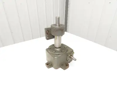 Mitsubishi CHVW 65R0-35.5 Worm Gearbox 38:1 Reducer 0.64kW 44rpm W/Bracket