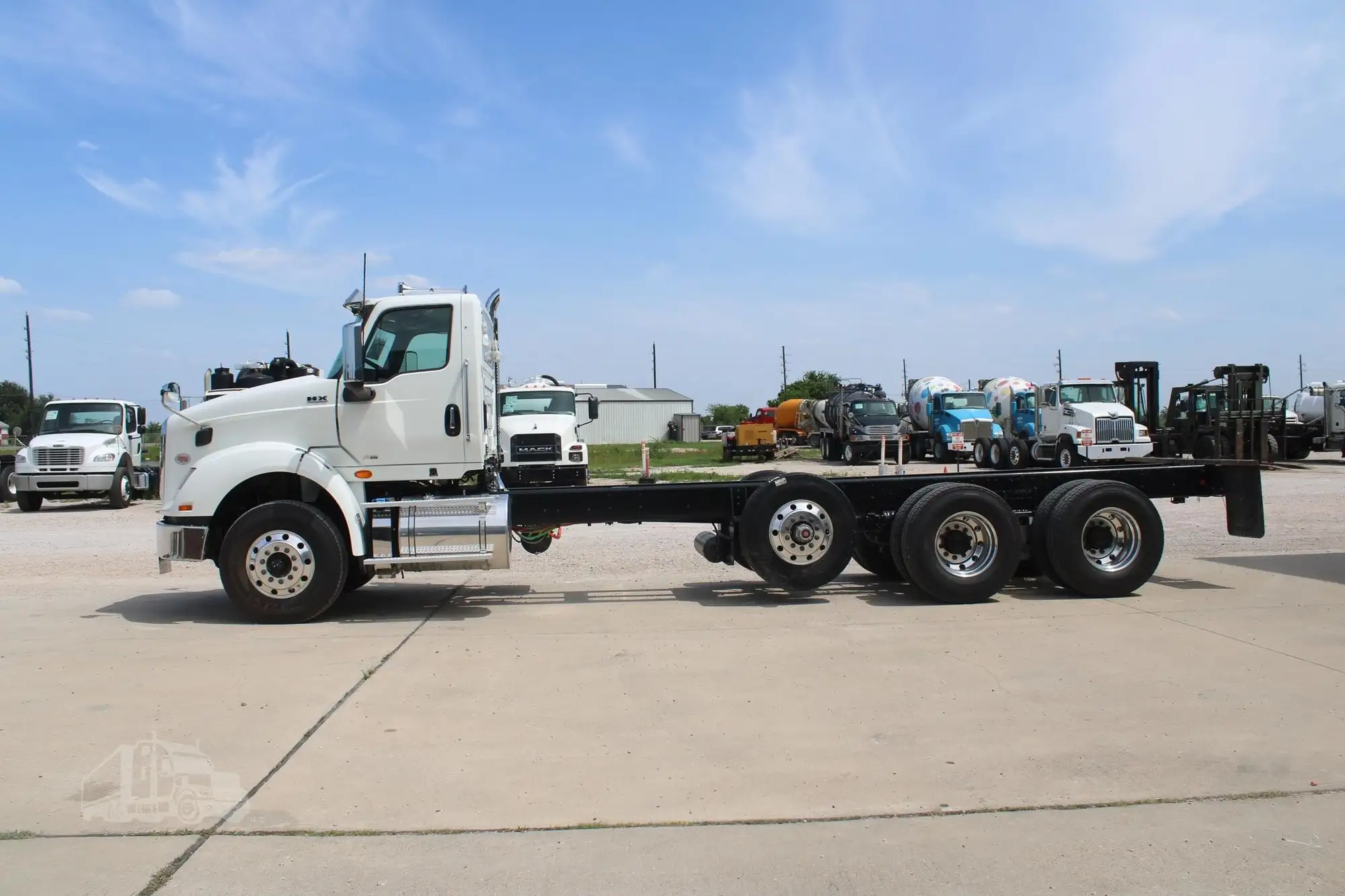 New | in-Stock 2026 INTERNATIONAL HX Cab Chassis trucks Texas US | Roll Off Truck World #1491798