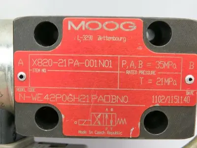 Moog X820-21PA-001N01 Hydraulic Valve 24V