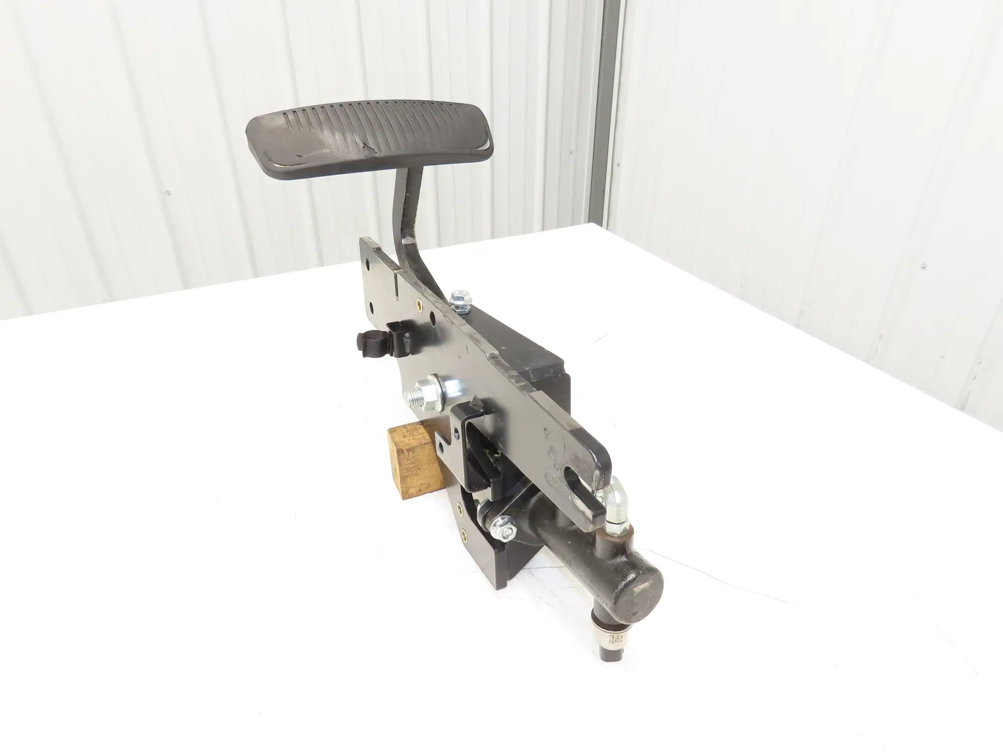 Hyster E80XN Forklift Brake Pedal & Master Cylinder & Bracket Assembly