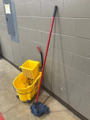 Rubbermaid mop and bucket