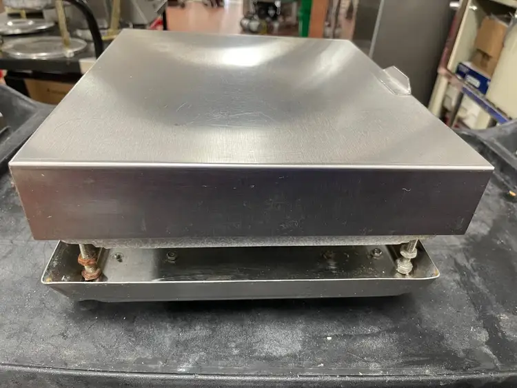 Used Toledo Used Mettler Toledo 8270 Commercial Counter Weighing Scale - 50lbs Food Scales Illinois US | Falcon Restaurant Supply #1376103