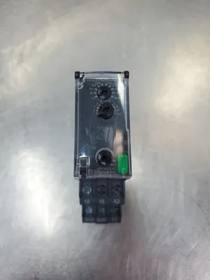 Telemecanique RE22R2AMR 24-240 VAC 0,05s-300h Time Relay. 3E-31