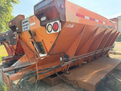 Used STAINLESS STEEL V-BOX SALTER WITH LIVE BOTTOM. _UNKNOWN_ Dry Spreaders Michigan US | Miedema Asset Management Group #1320838
