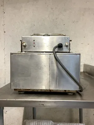 152-0536 Wells F49 Electric Countertop Fryer