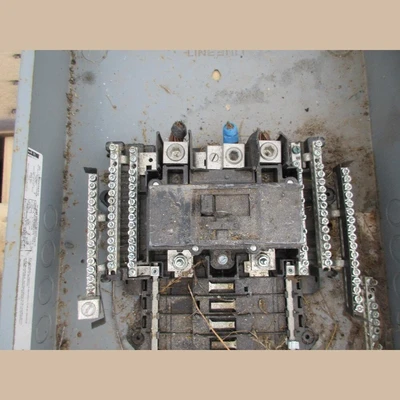 USED SQUARE D Q0M2200VHL