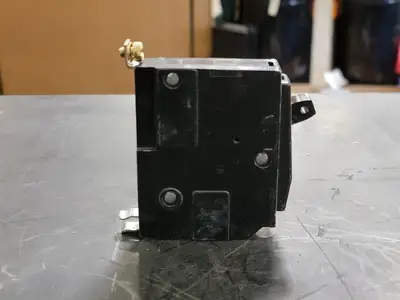 NEW SQUARE D QOB130