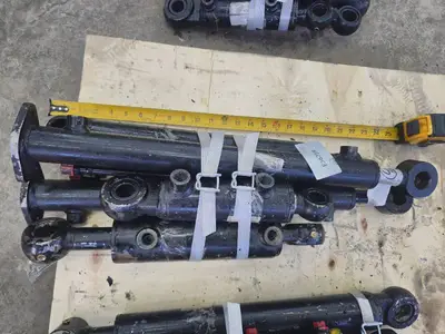 Future QTY 5 Hydraulic Cylinders