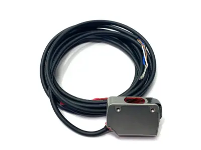 USED KEYENCE RECTANGULAR SELF CONTAINED CMOS LASER SENSOR 250MM