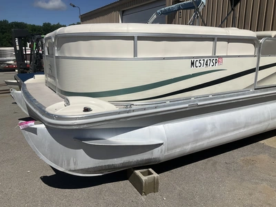 USED 2004 BENNINGTON 2280 RL