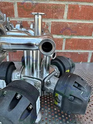 USED 5 ITT PURE FLO ADVANTAGE STAINLESS STEEL DIAPHRAGM VALVE W/ 1" SANITARY FITTING