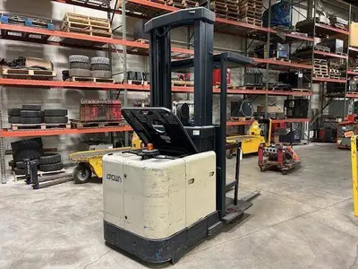 Used 2002 CROWN SP3020-30 Electric Lifters Illinois US | Somerset Equipment Sales #1543050