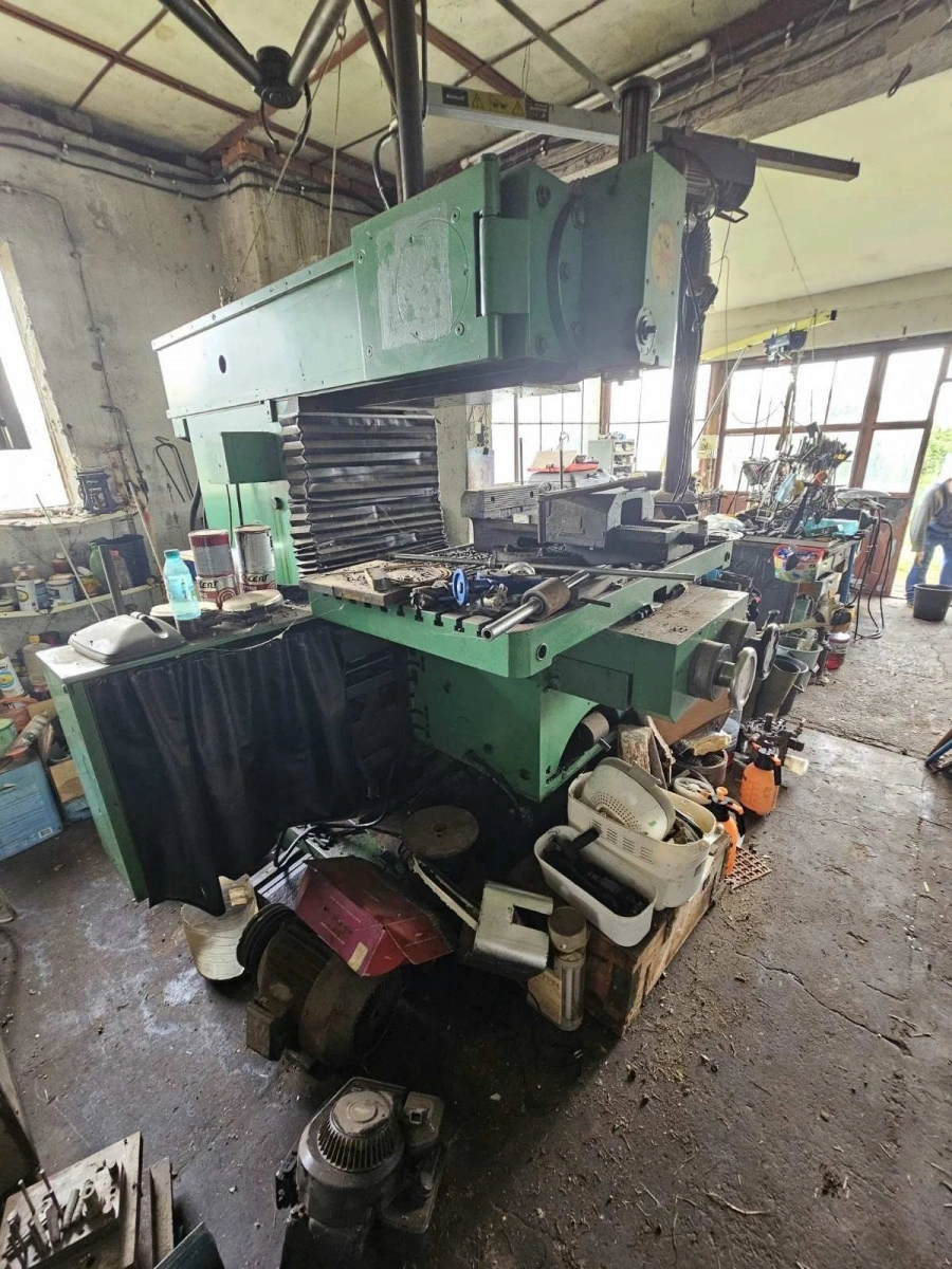 MAHO CNC Universal Mill, in working order, visible under power