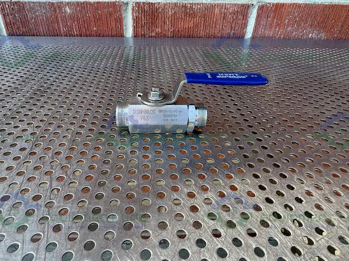 Used SUPERLOK SBV210-S12-PE-BH STAINLESS STEEL BALL VALVE 1000 PSI W/ 3/4" FITTING Valves/Fittings California US | Equipment Lab #485807
