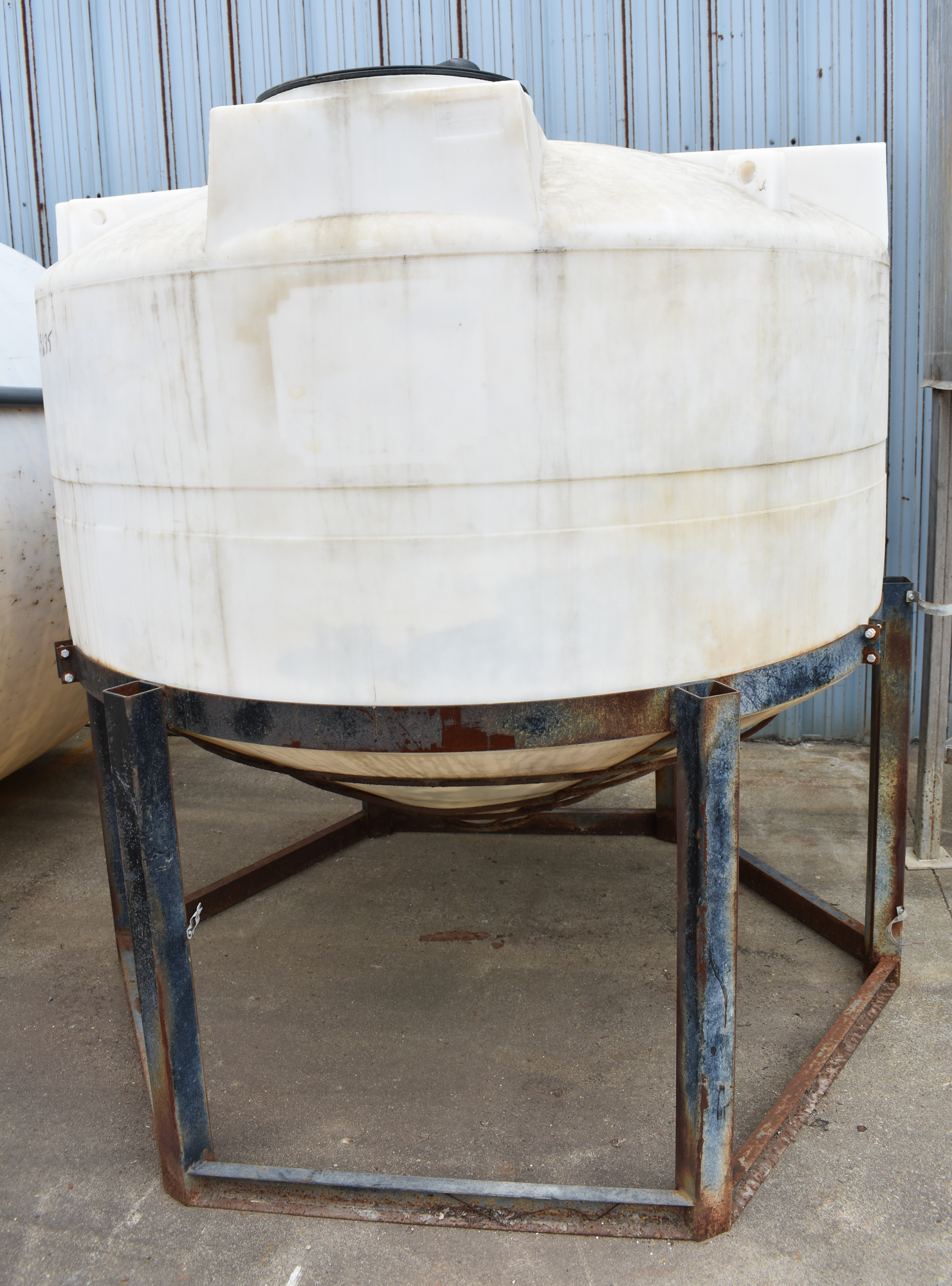 705 GALLON (APPROX) VERTICAL PLASTIC STORAGE TANK w/FABRICATED STAND - 72” TANK DIAMETER - 40” TANK HEIGHT
