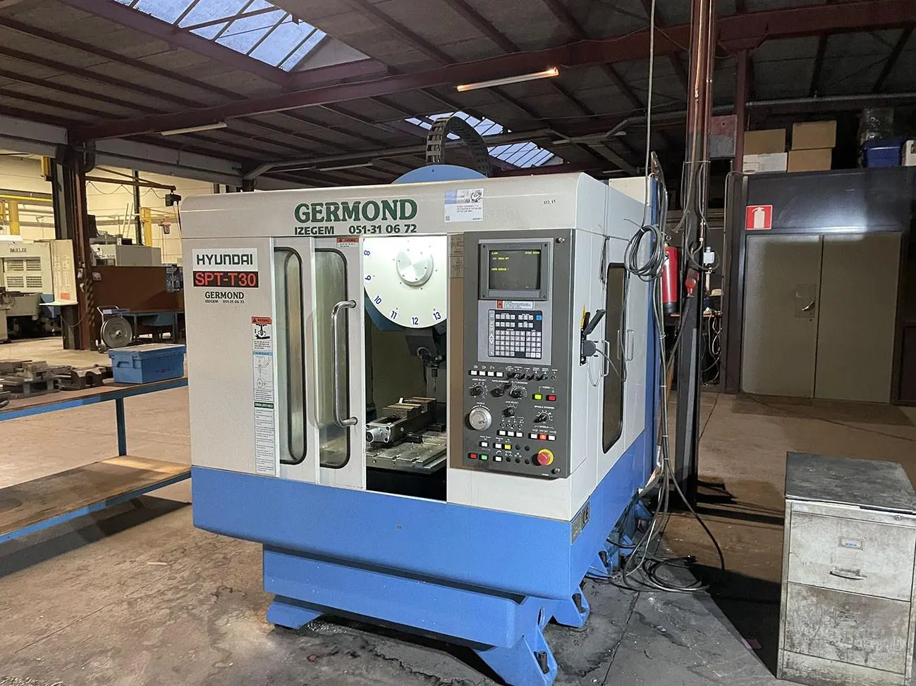 USED HYUNDAI SPT-T30 X: 500 - Y: 360 - Z: 300 MM CNC