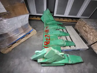Super V Bucket, Shroud and Teeth Assembly L5570SV59SDX