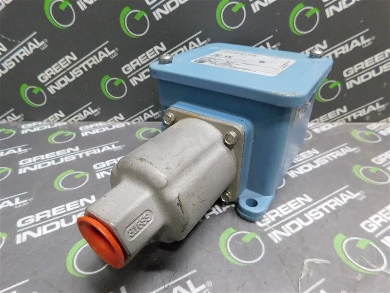 United Electric H105-S137B Pressure Switch 15A 480VAC Used