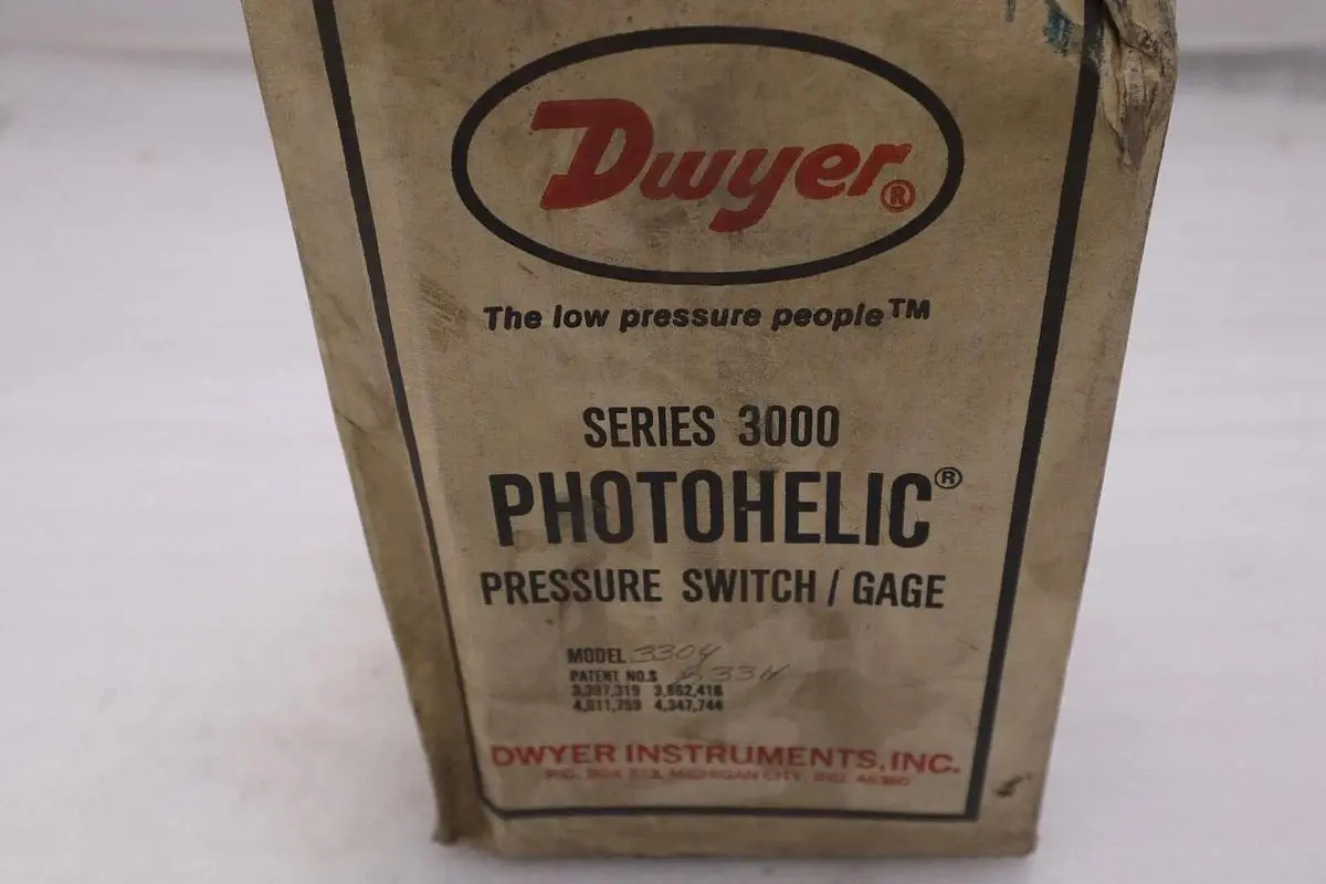 Dwyer 3304 Photohelic Pressure Switch Water Gauge STOCK 5524