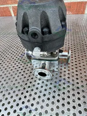 USED ITT PURE FLO ADVANTAGE B209  3 - WAY DIAPHRAGM VALVE W/ 1" SANITARY FITTING