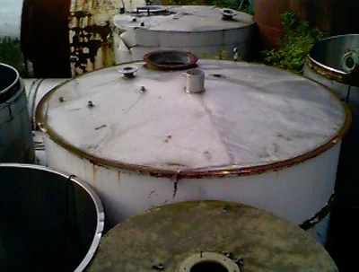 10900 L S/S Vertical Enclosed Tank