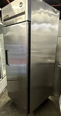 174-0128 True TG1R-1S Single Door Self Contained Reach In Cooler